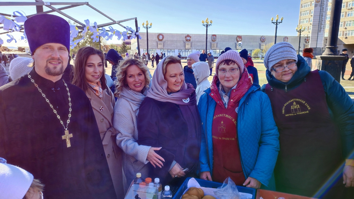 В Хабаровске впервые прошёл праздник благотворительности «День белого цветка»