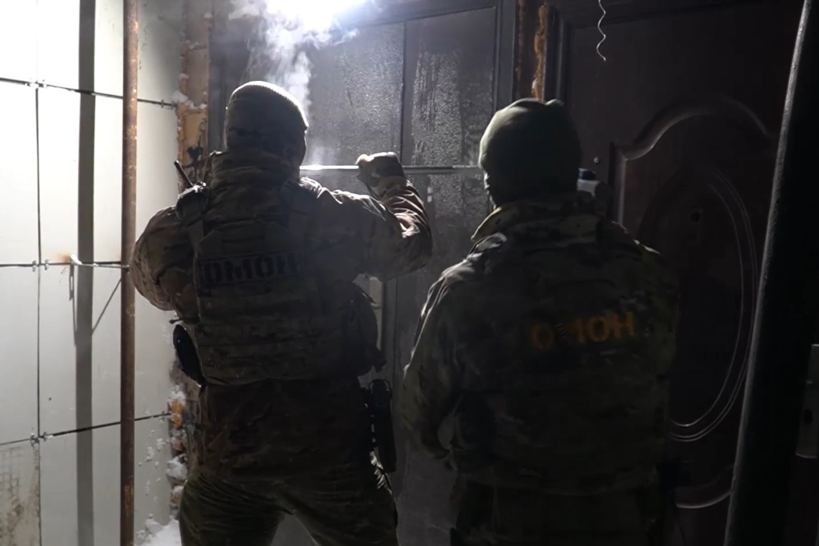 Росгвардия в Хабаровске жёстко задержала напавшего на полицейского мигранта