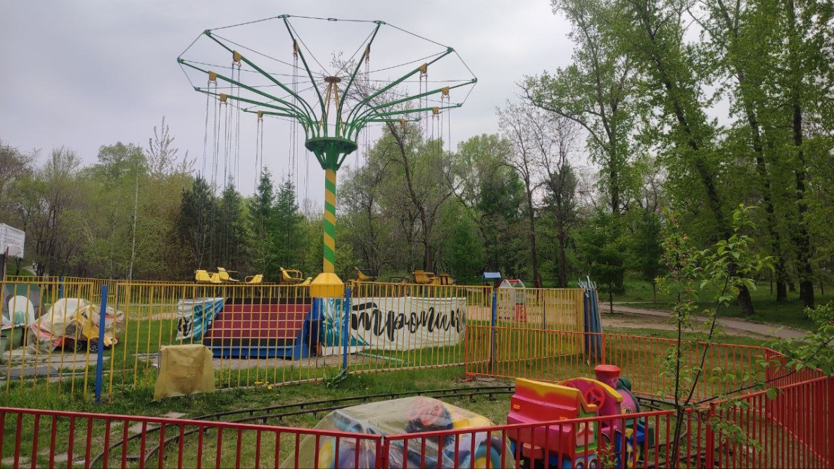 Новые аттракционы монтируют в детском парке в Хабаровске
