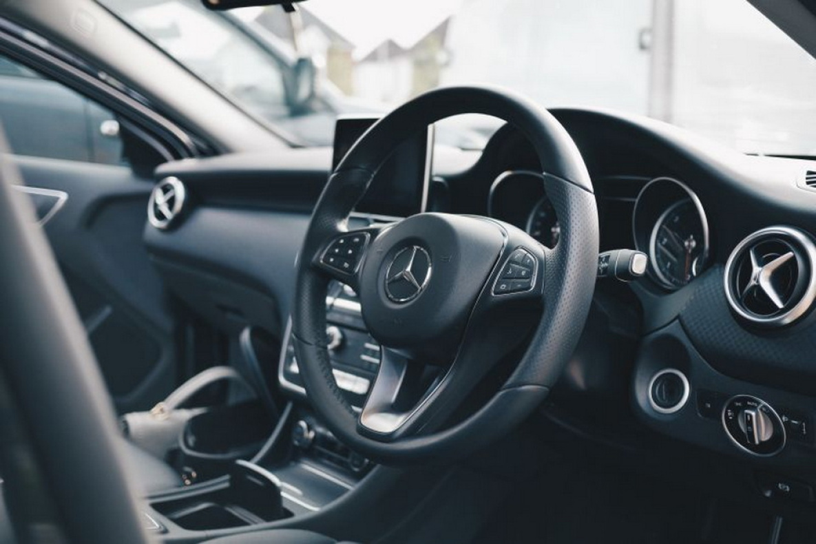 В Хабаровске из Mercedes-Benz бизнесмена украли четыре колеса за 200 тысяч рублей