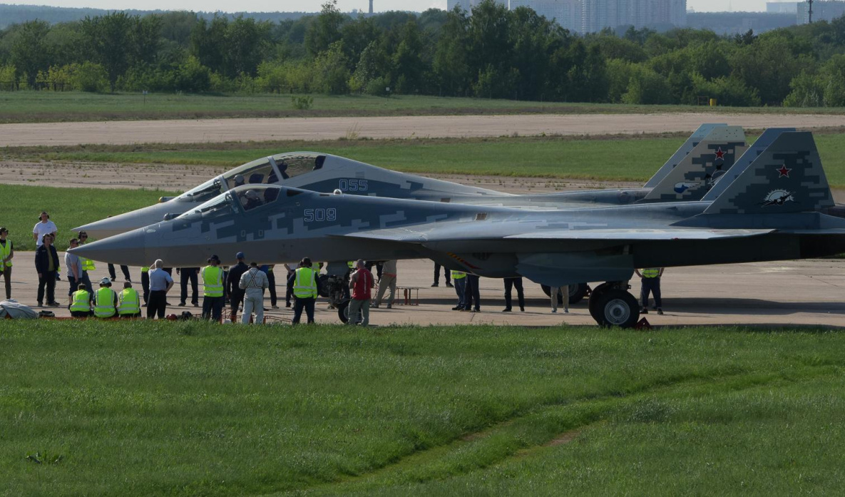 В России начались лётные испытания двухместного истребителя Су-57Д