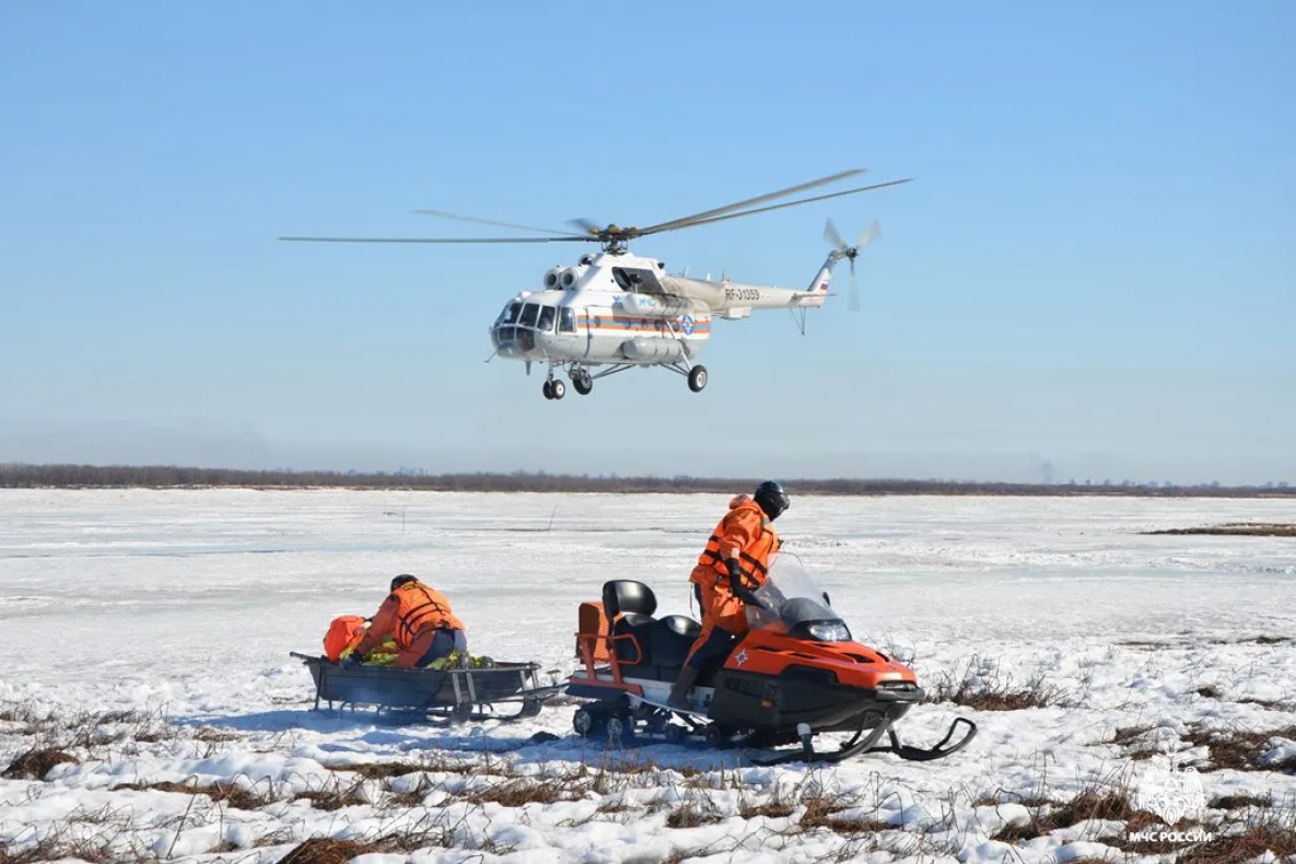 Вертолёт МЧС привёз пожарных на Большой Уссурийский остров у Хабаровска