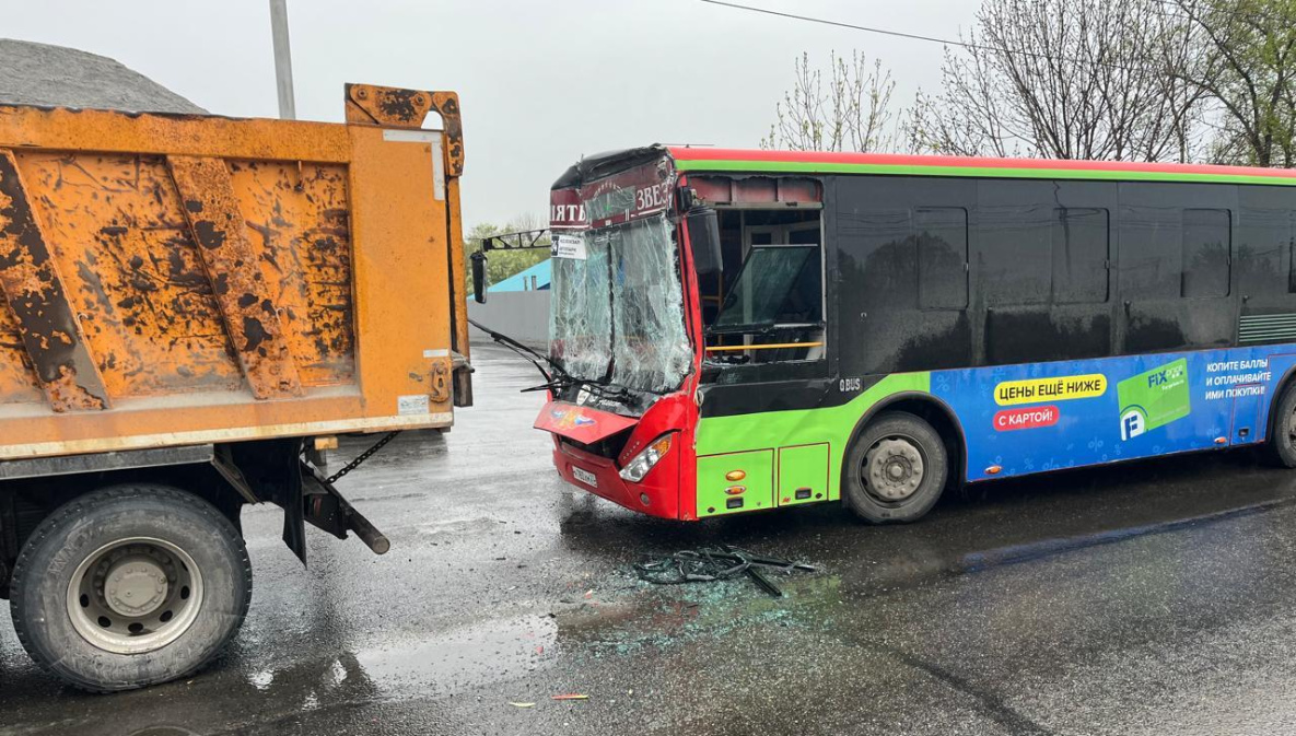 В Хабаровске семь человек пострадали в аварии автобуса с грузовиком
