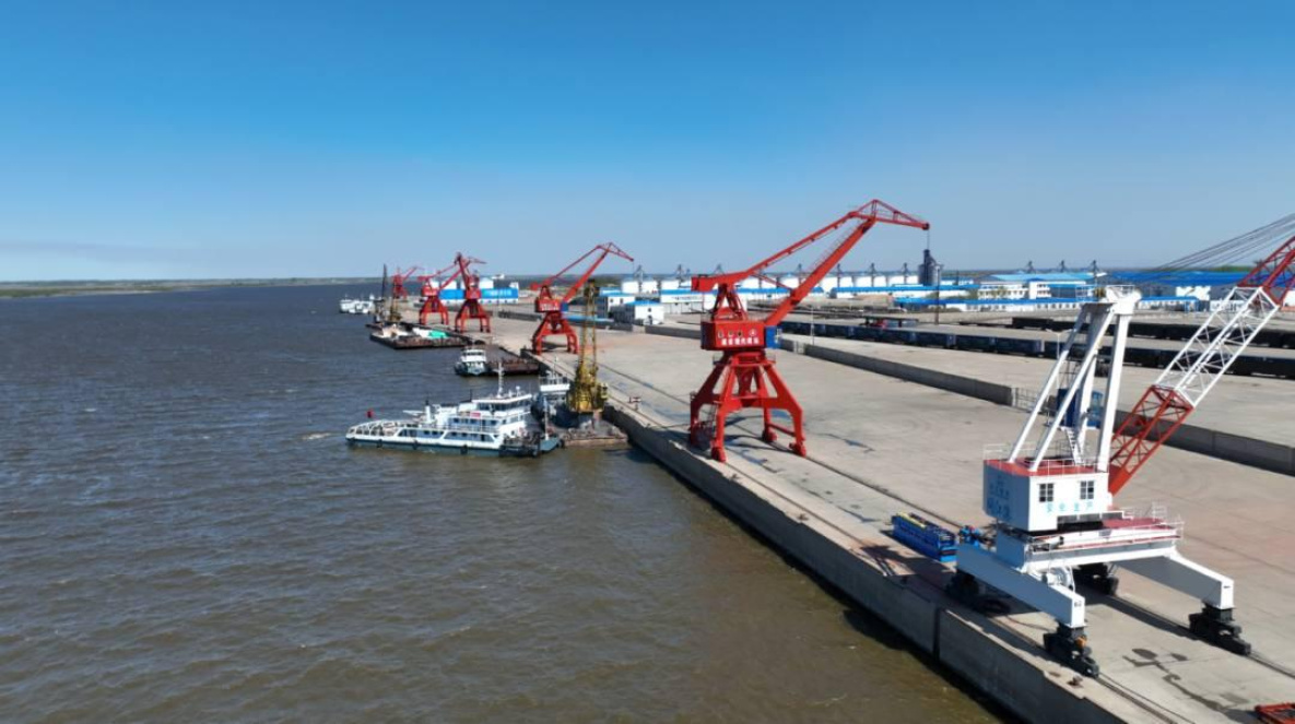 Началась грузовая навигация между Хабаровском и Тунцзяном