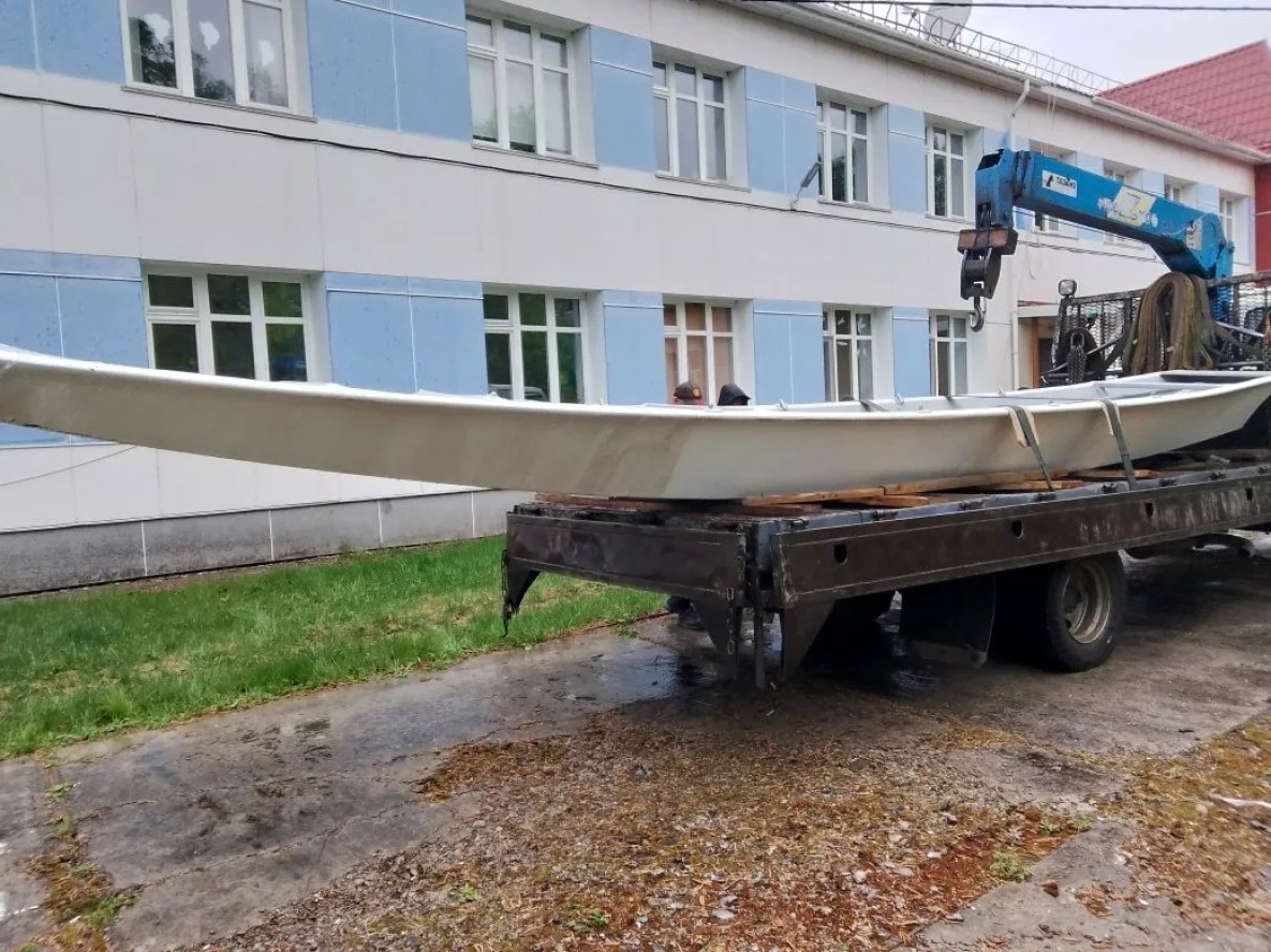 Традиционные нанайские лодки прибыли в школу Солнечного округа к летнему сезону