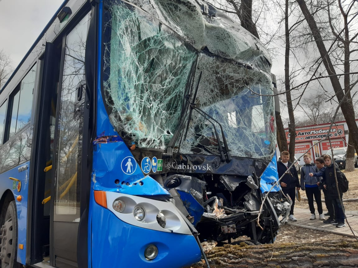 В Хабаровске в результате ДТП автобус пронзило дерево