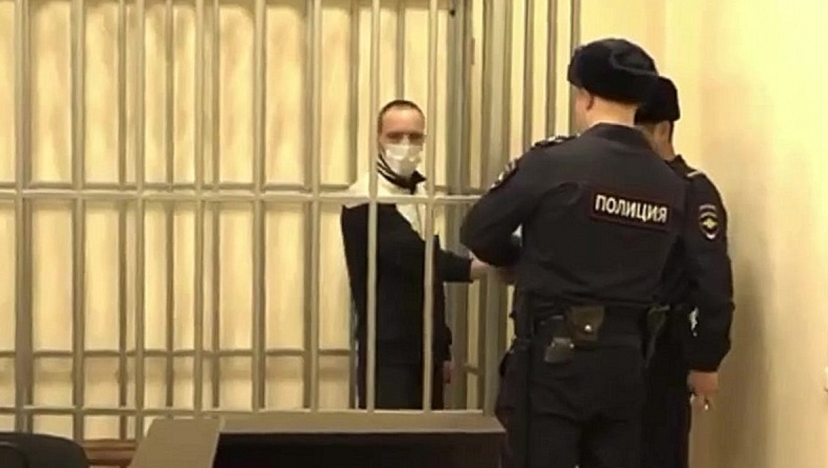 В Хабаровске рецидивист раздал прохожим украденные 40 бутылок спиртного