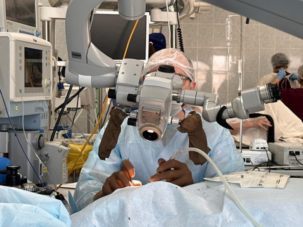 Хабаровские хирурги освоили новые методики возвращения слуха