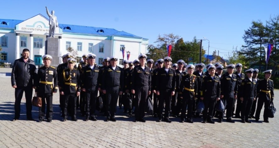 Моряки ТОФ поздравили Охотск с 375-летием