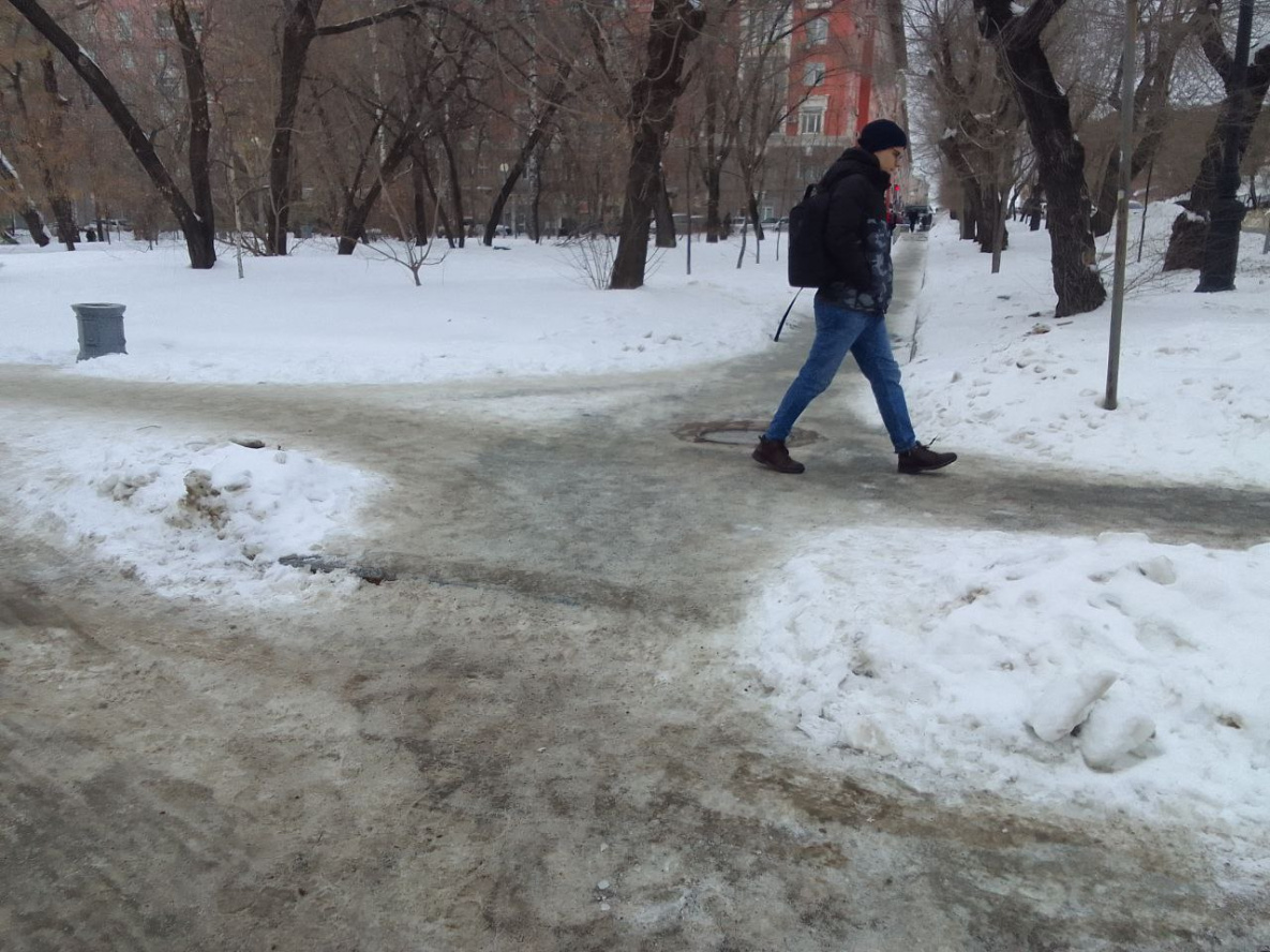 Ледяной тротуар. Март тротуары в Нижнем Новгороде.