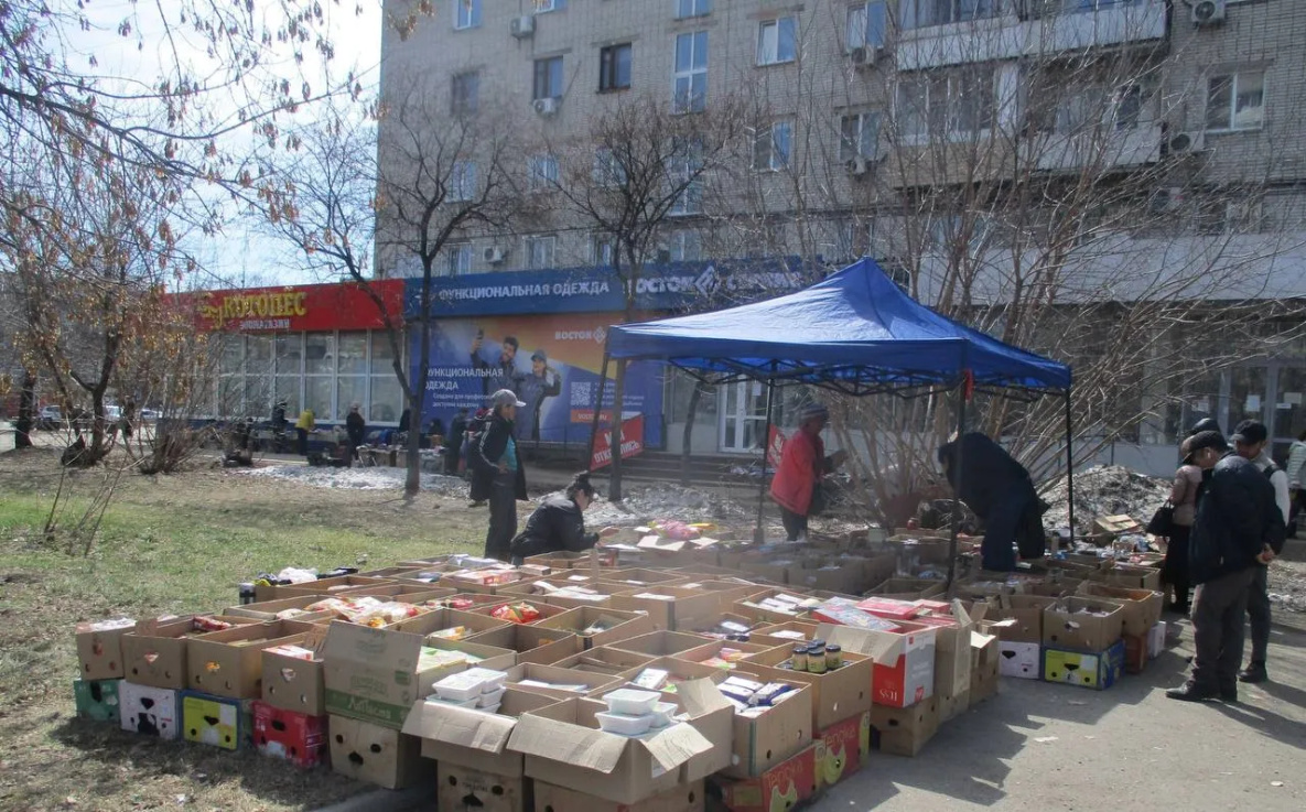 Стихийный рынок просроченных продуктов разогнали власти Хабаровска
