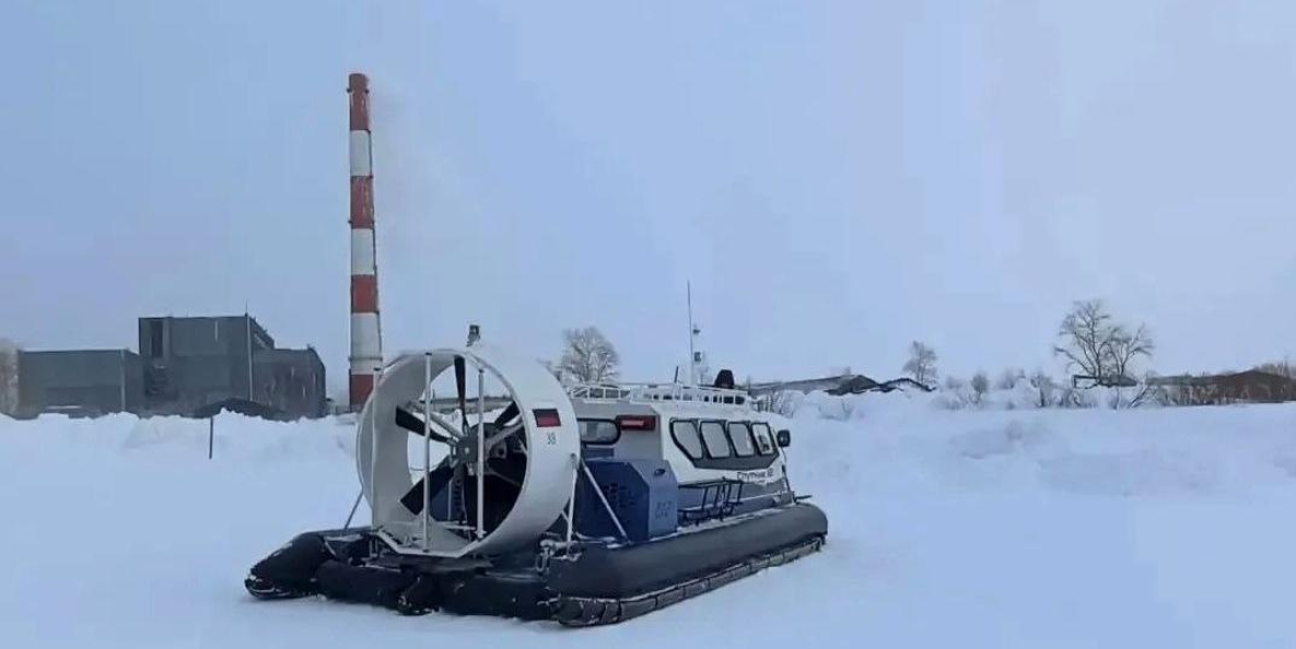 Судно на воздушной подушке страхует ледовую переправу у Николаевска-на-Амуре