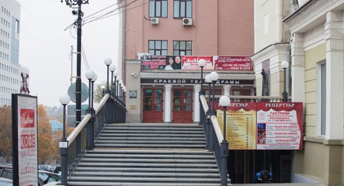 Хабаровский краевой театр драмы организует для пенсионеров танцы под живую музыку