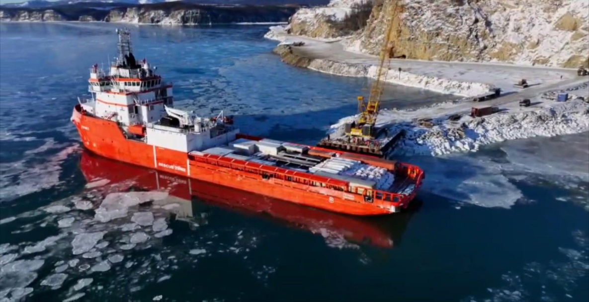 Первый ледокол пришёл в новый порт Эльга Хабаровского края