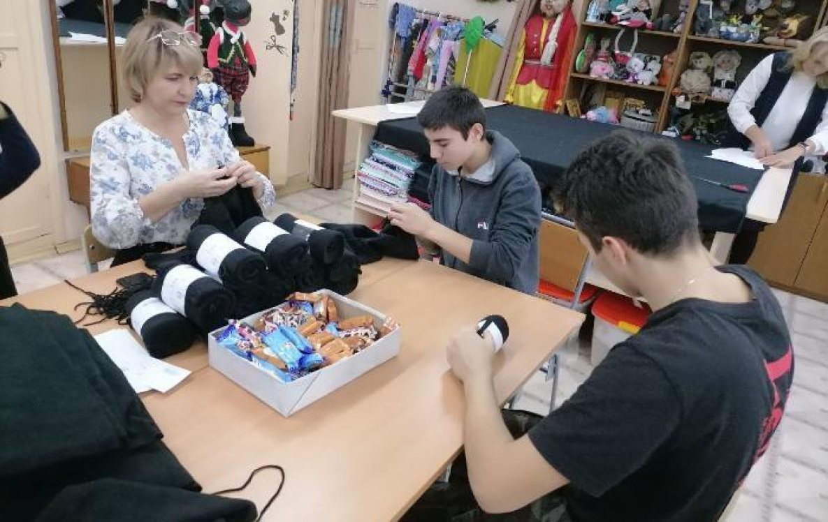 Ученики школы-интерната в Хабаровском крае шьют вещи для мобилизованных