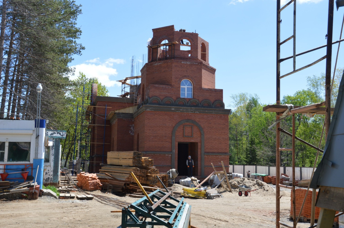 Храм на Центральном кладбище Хабаровска возводят быстрыми темпами