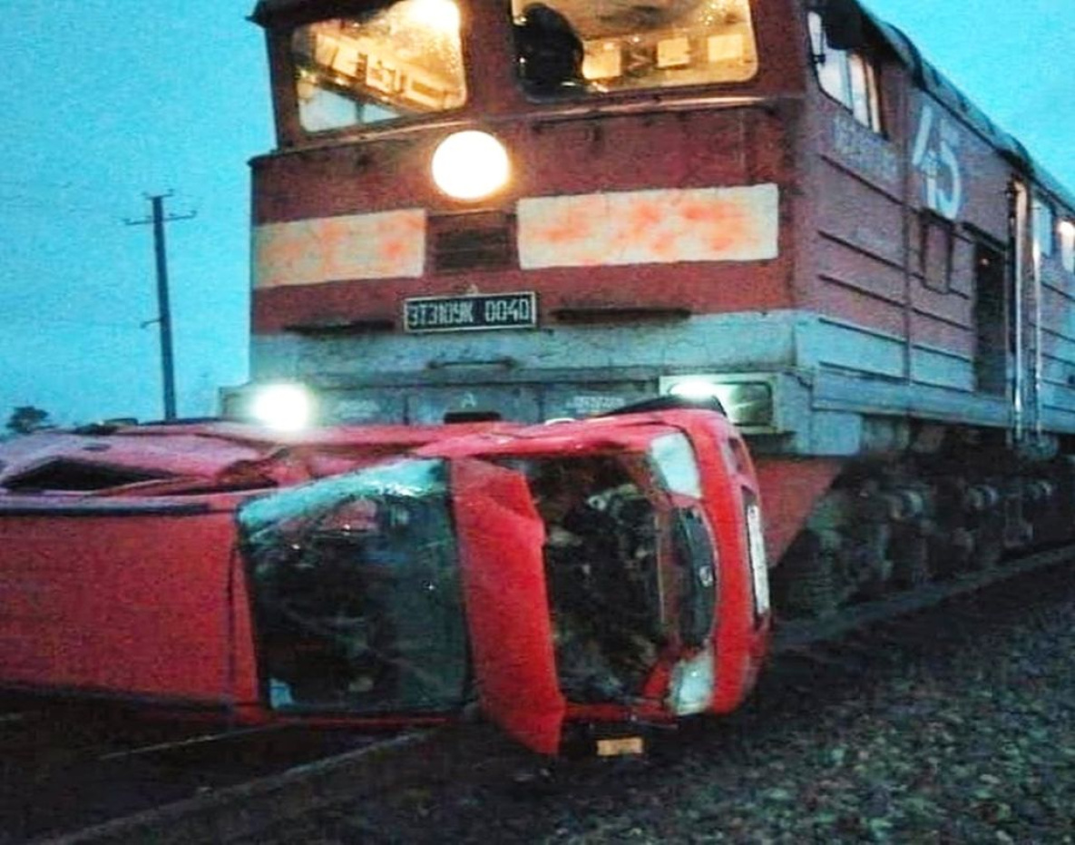 Поезд снёс иномарку на железнодорожном переезде в Хабаровском крае