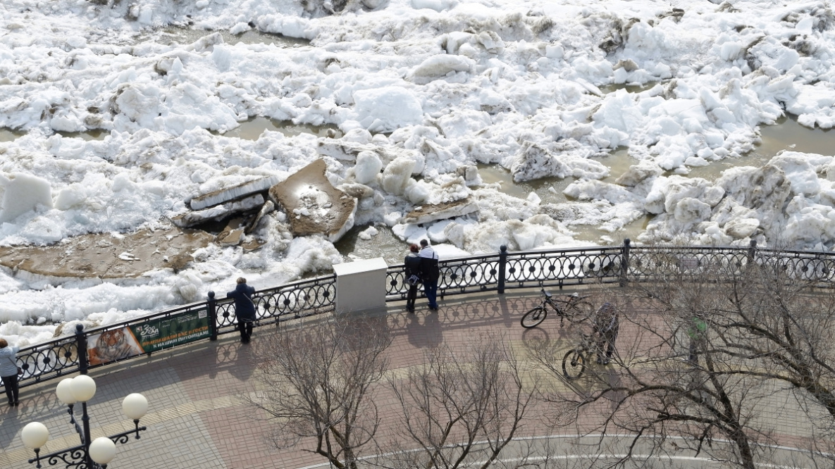 Глыбы амурского льда скопились у набережной Хабаровска
