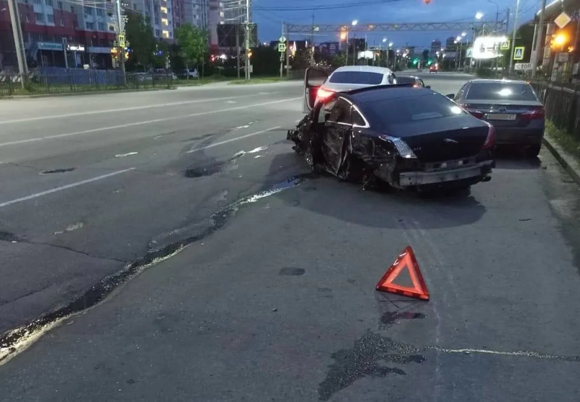 Водитель «Ягуара» собрал в ночном ДТП в Хабаровске «Мерседес» и две «Тойоты»