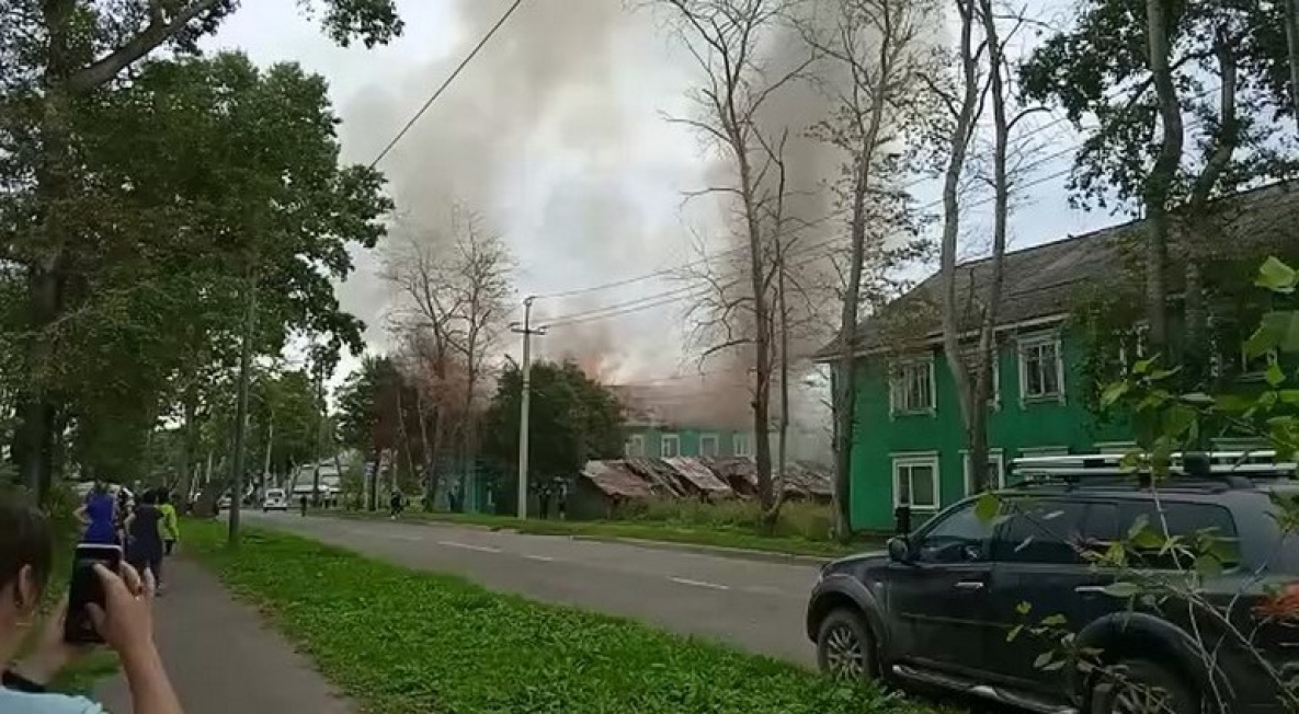 В Николаевске из горящего дома люди спасались на крышах машин