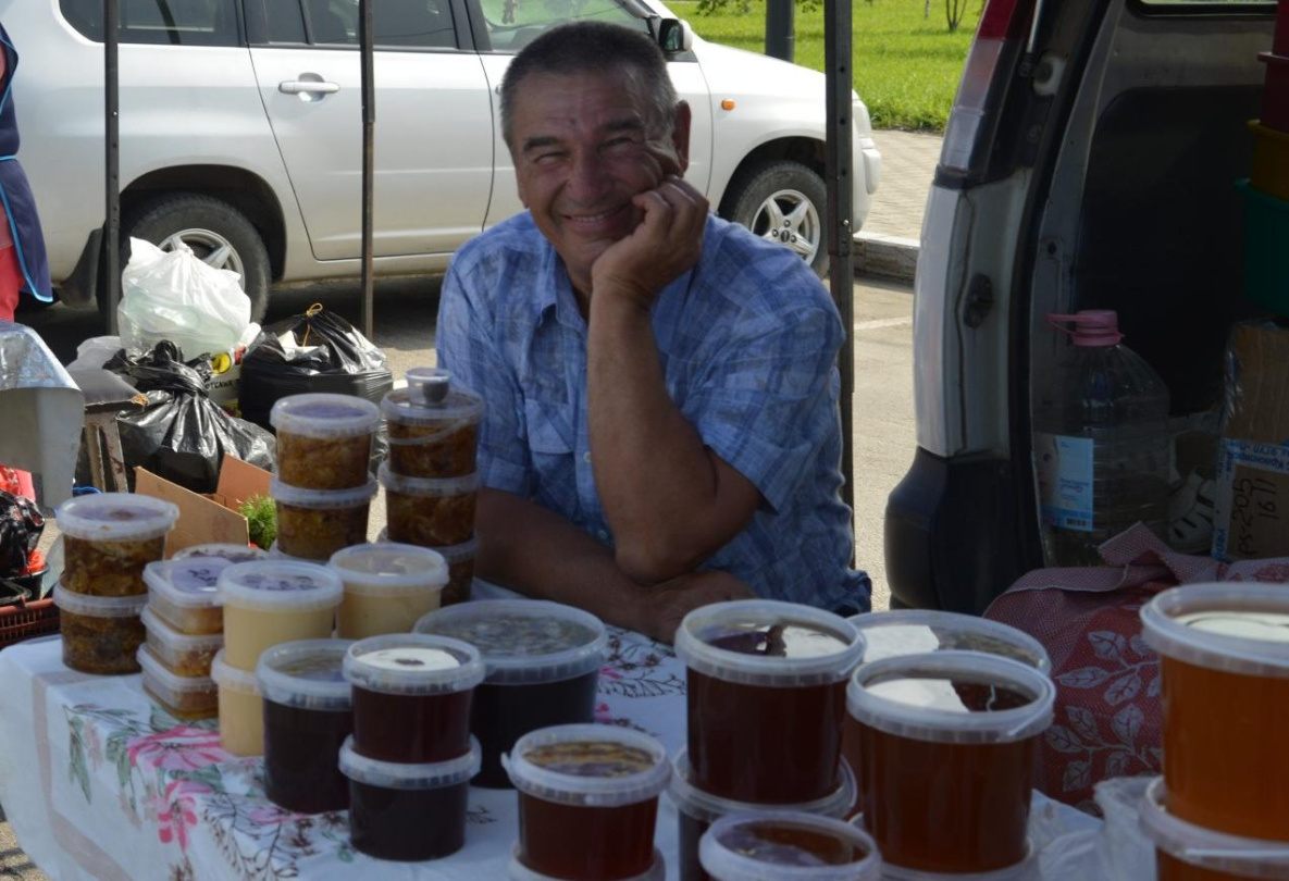 Мёд от местных пчеловодов оценили хабаровчане на тематической ярмарке