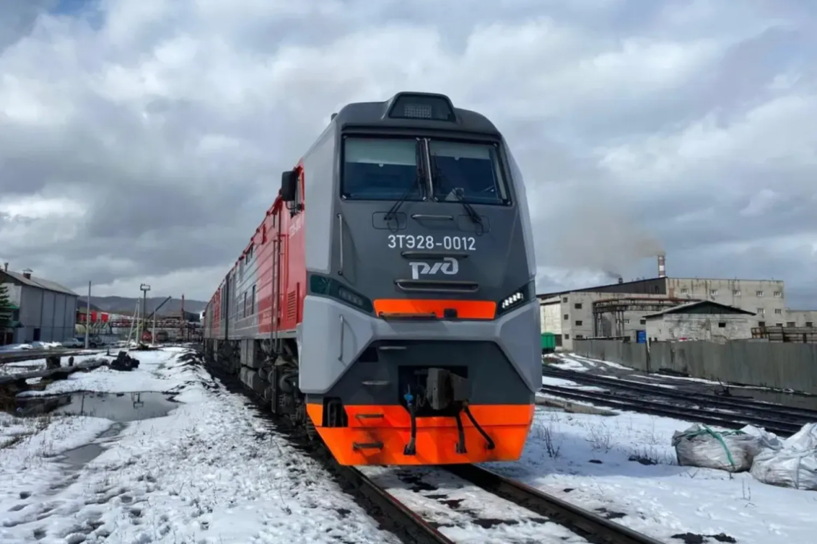 ДВЖД показала российский супертепловоз в работе на хабаровском участке БАМа