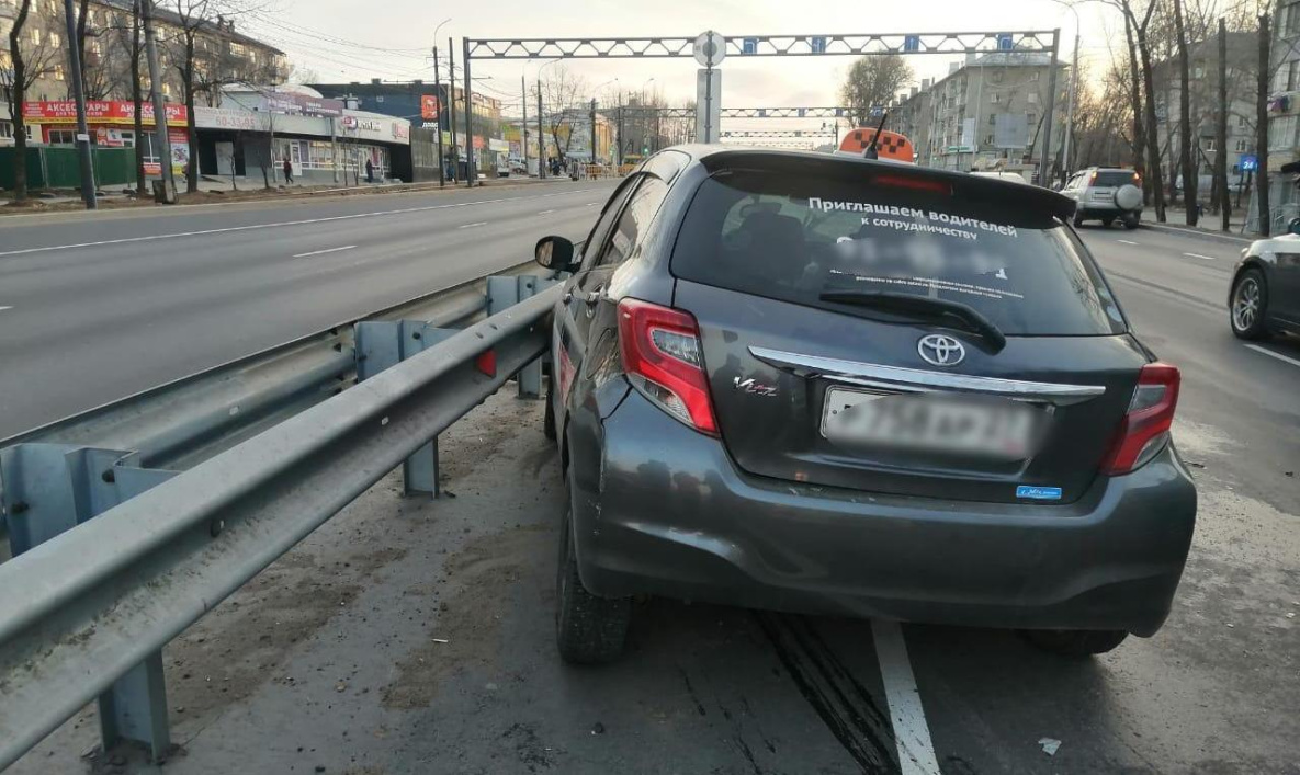 В Хабаровске в страшную аварию попала машина такси