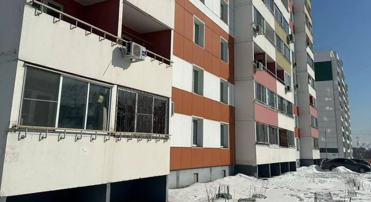 Семилетняя девочка погибла во время игр в подъезде многоэтажки в Хабаровске