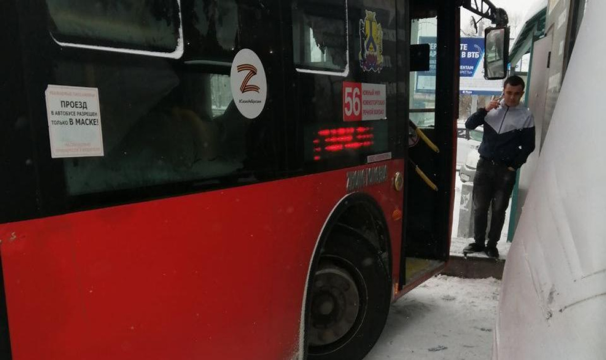 Два автобуса друг за другом совершили ДТП на одной остановке в Хабаровске