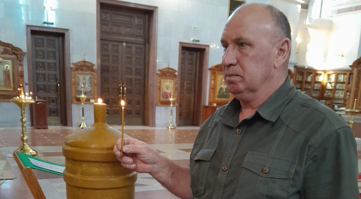 Пудовую свечу зажгли в Спасо-Преображенском кафедральном соборе Хабаровска 