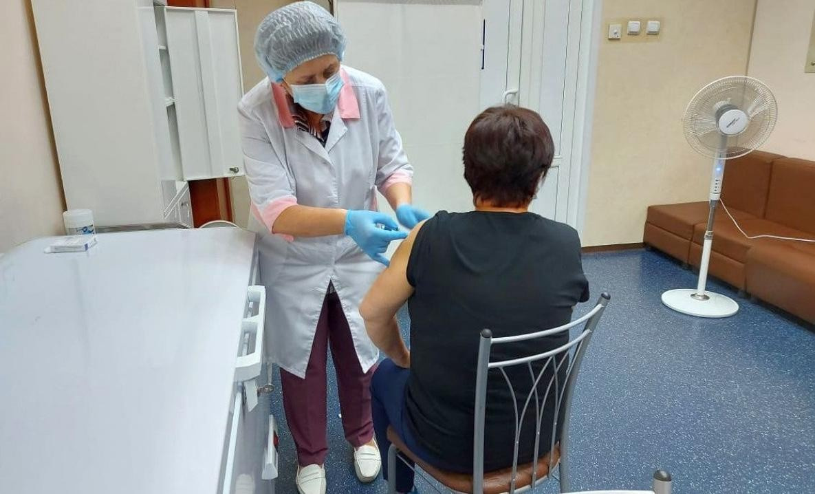 Вакцину от COVID 27 ноября можно получить в 40 школах Хабаровска и Комсомольска