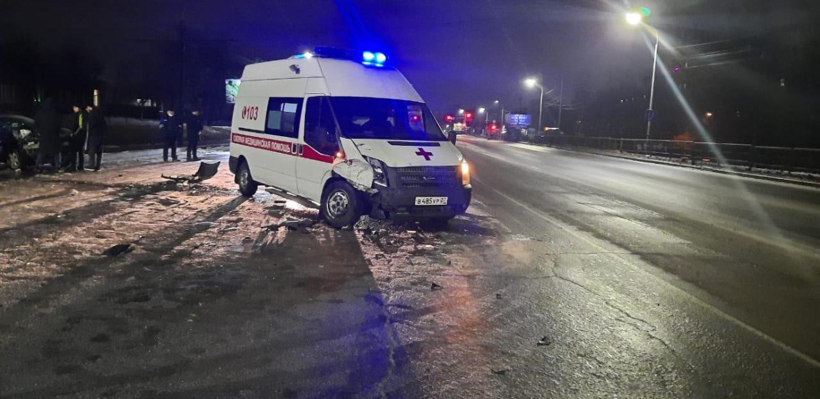 В Хабаровске попали в ДТП сразу две машины «скорой помощи»