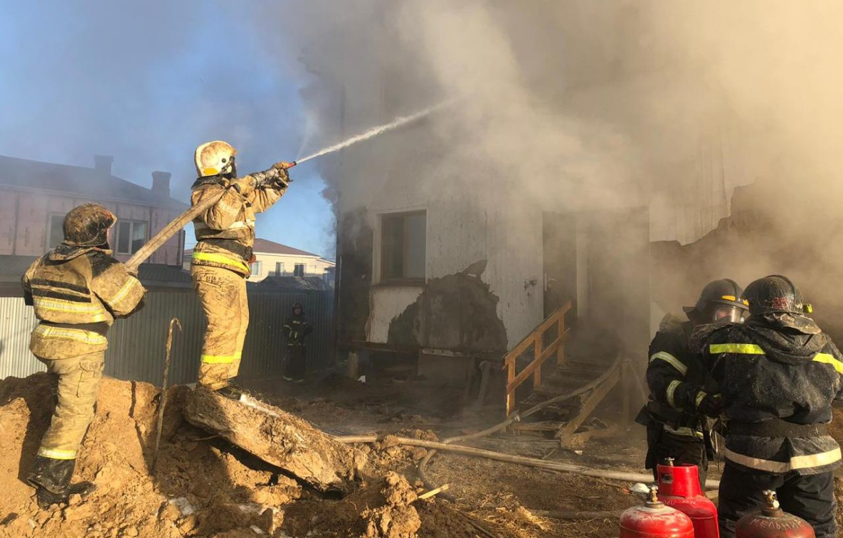 Центр Хабаровска заволокло дымом от горящего барака