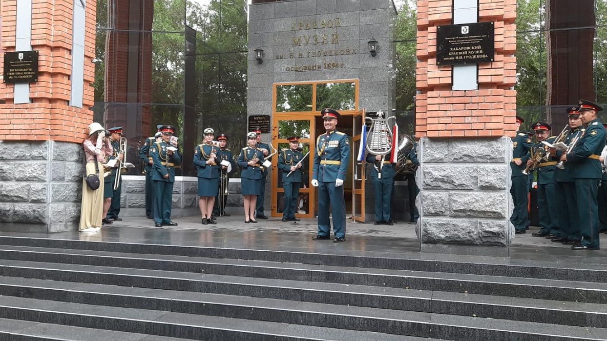 Военный оркестр открыл выставку Пушкинского музея в Хабаровске