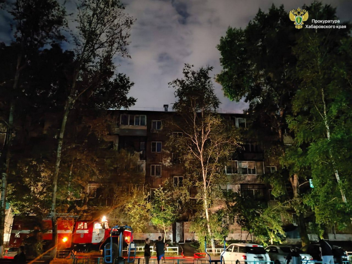 Хабаровчанин за курение на балконе может заплатить 17 млн рублей