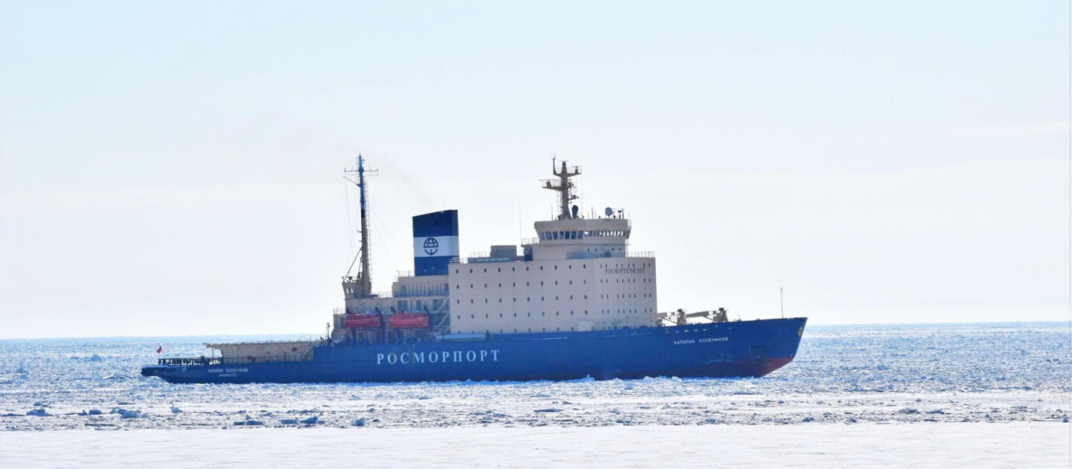 Морской порт Ванино заблокирован рекордно толстым льдом