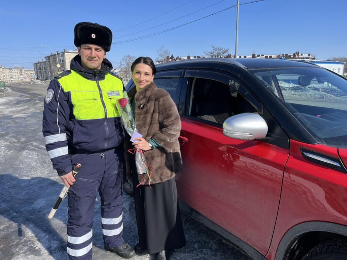 Цветочные патрули ГИБДД в Хабаровском крае поздравили автоледи с 8 марта |  07.03.2024 | Хабаровск - БезФормата