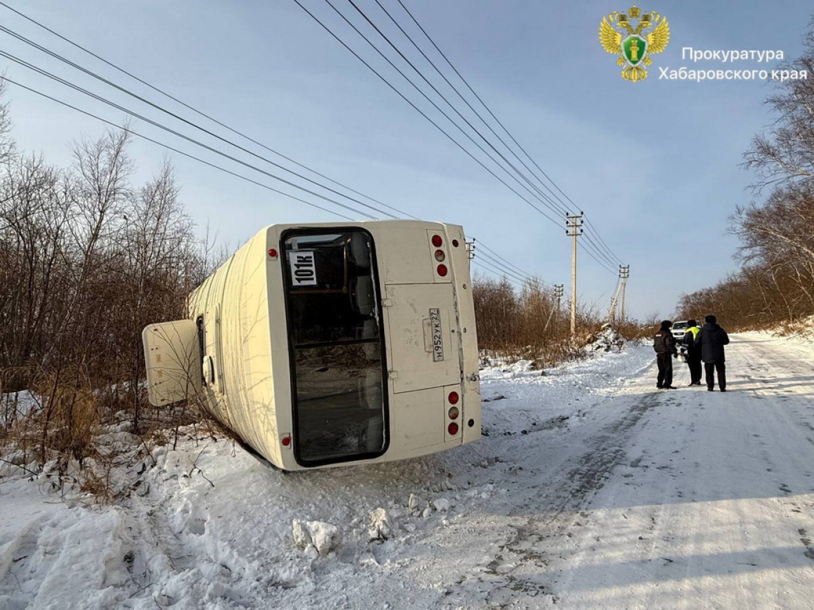 Пассажирский автобус перевернулся в Хабаровском крае