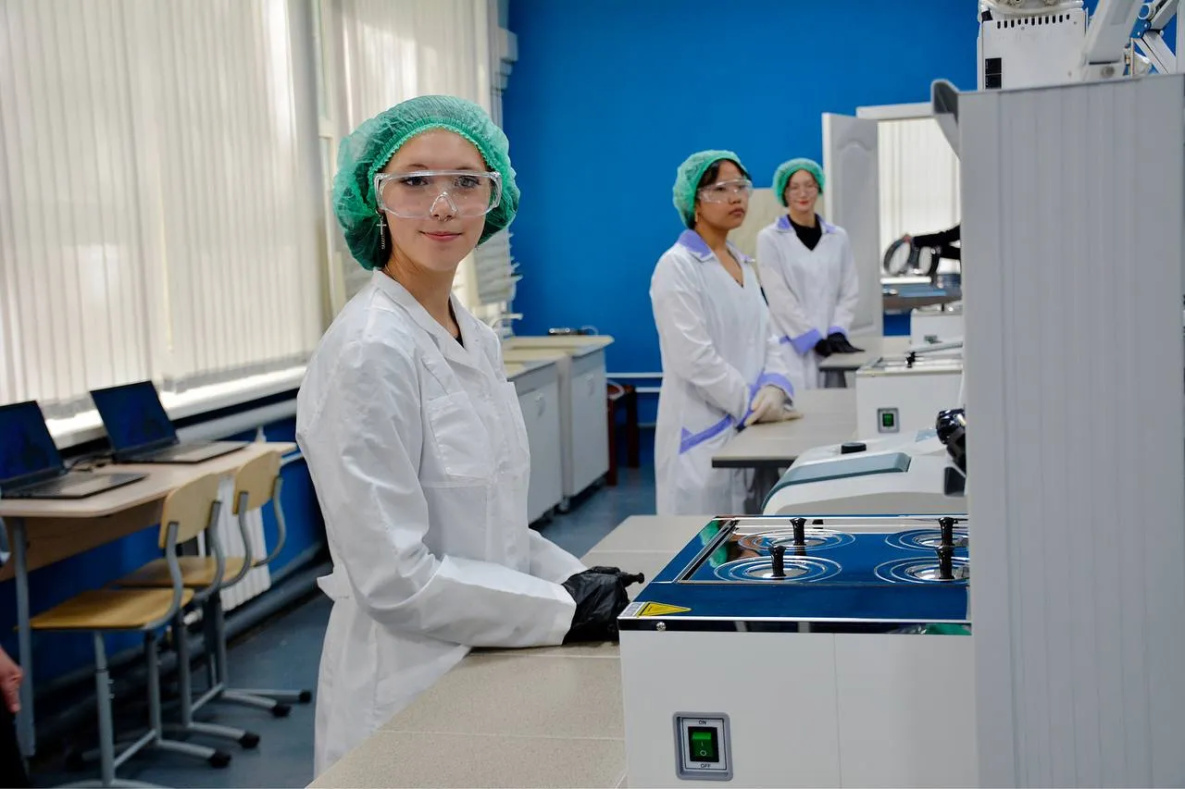 Шесть новых учебных мастерских открыли в Солнечном промышленном техникуме