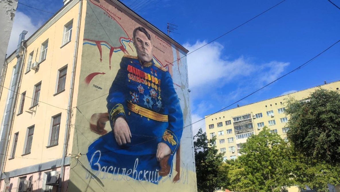 Изображение полководца Победы нанесли на фасаде дома в Хабаровске
