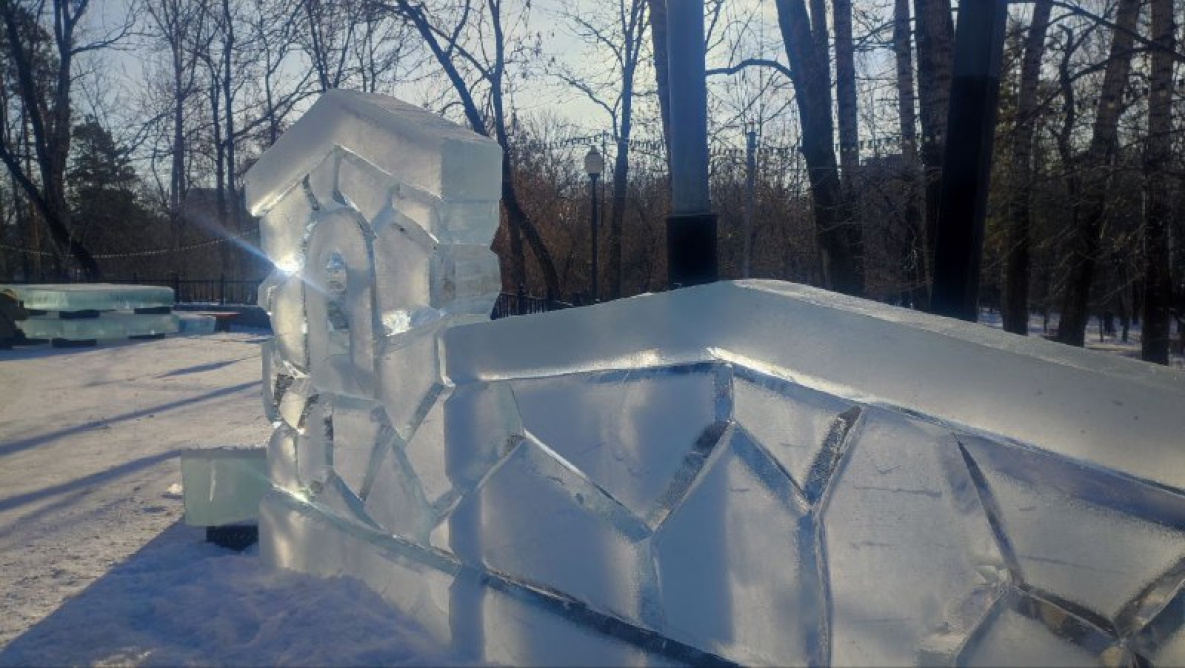 Ледовые блоки для скульптур завозят в хабаровский парк «Динамо»