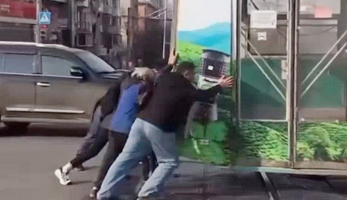 В Хабаровске пассажиры вручную толкают троллейбусы