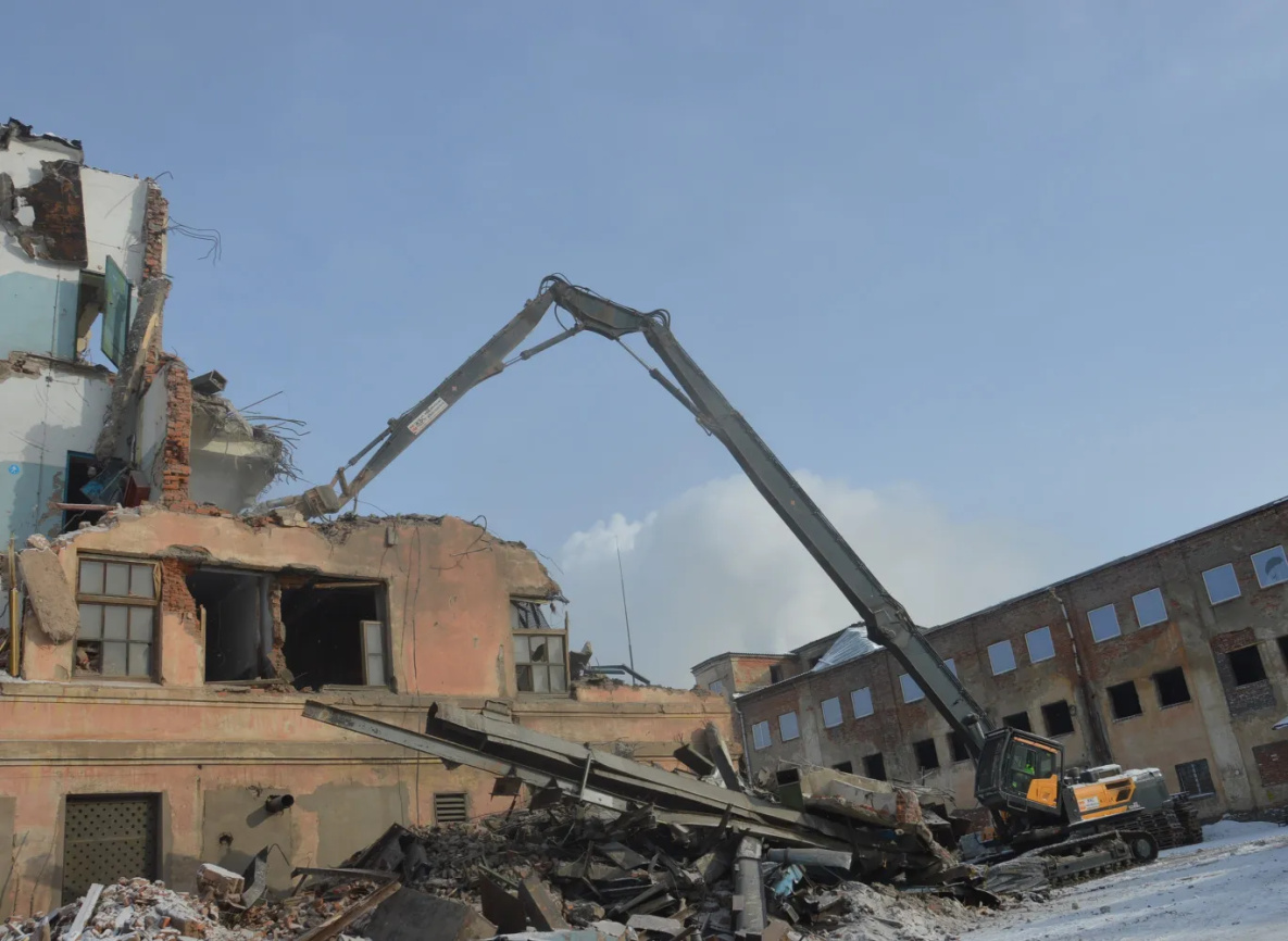 Ушли в историю: известный долгострой и заброшенное здание МЖК сносят в Хабаровске