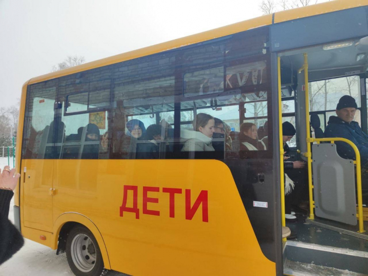 Новые школьные автобусы вышли на маршруты Вяземского района 