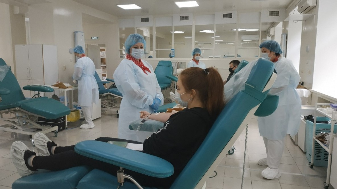 В Хабаровске начали лечить пациентов «антиковидной» плазмой