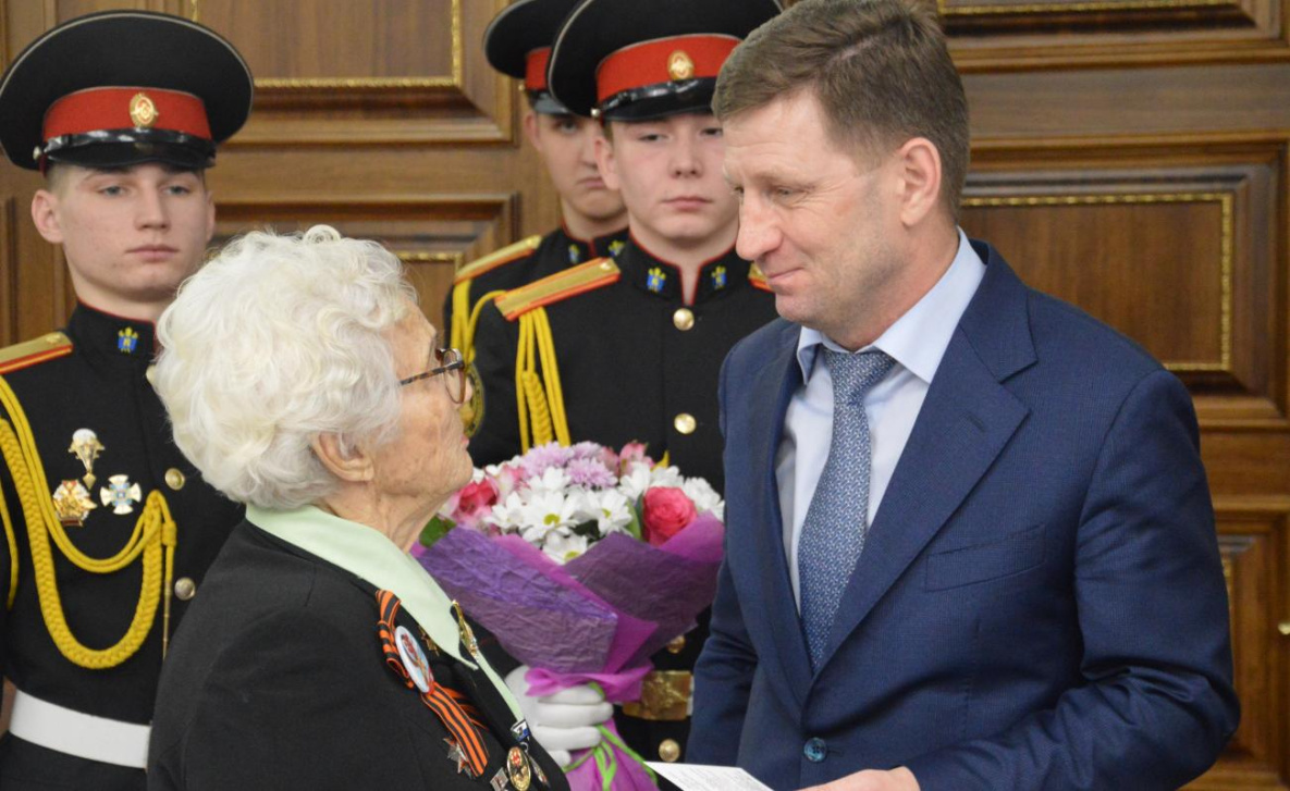 Юбилейные награды вручил губернатор хабаровским ветеранам