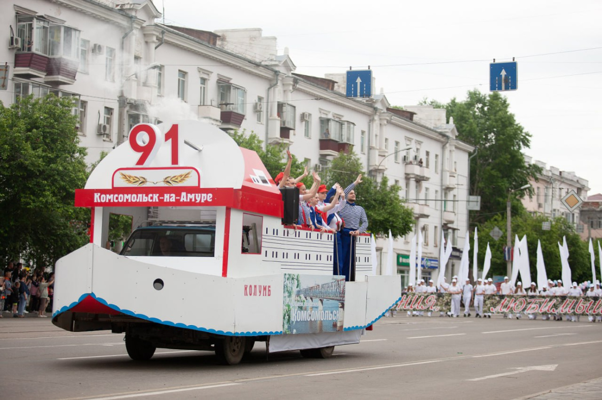 Комсомольчане отметили День рождения города шествием и салютом
