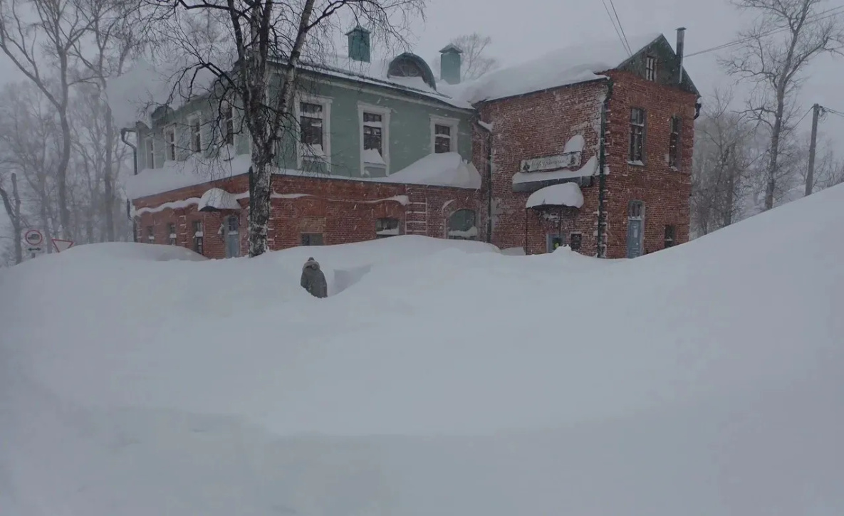 Машины-сугробы и заметённые по крыши дома: Николаевск-на-Амуре засыпало снегом