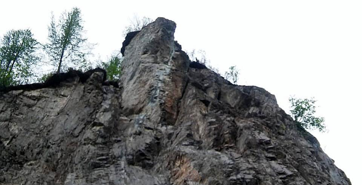 Огромную скалу поймали в ловушку в Хабаровском крае