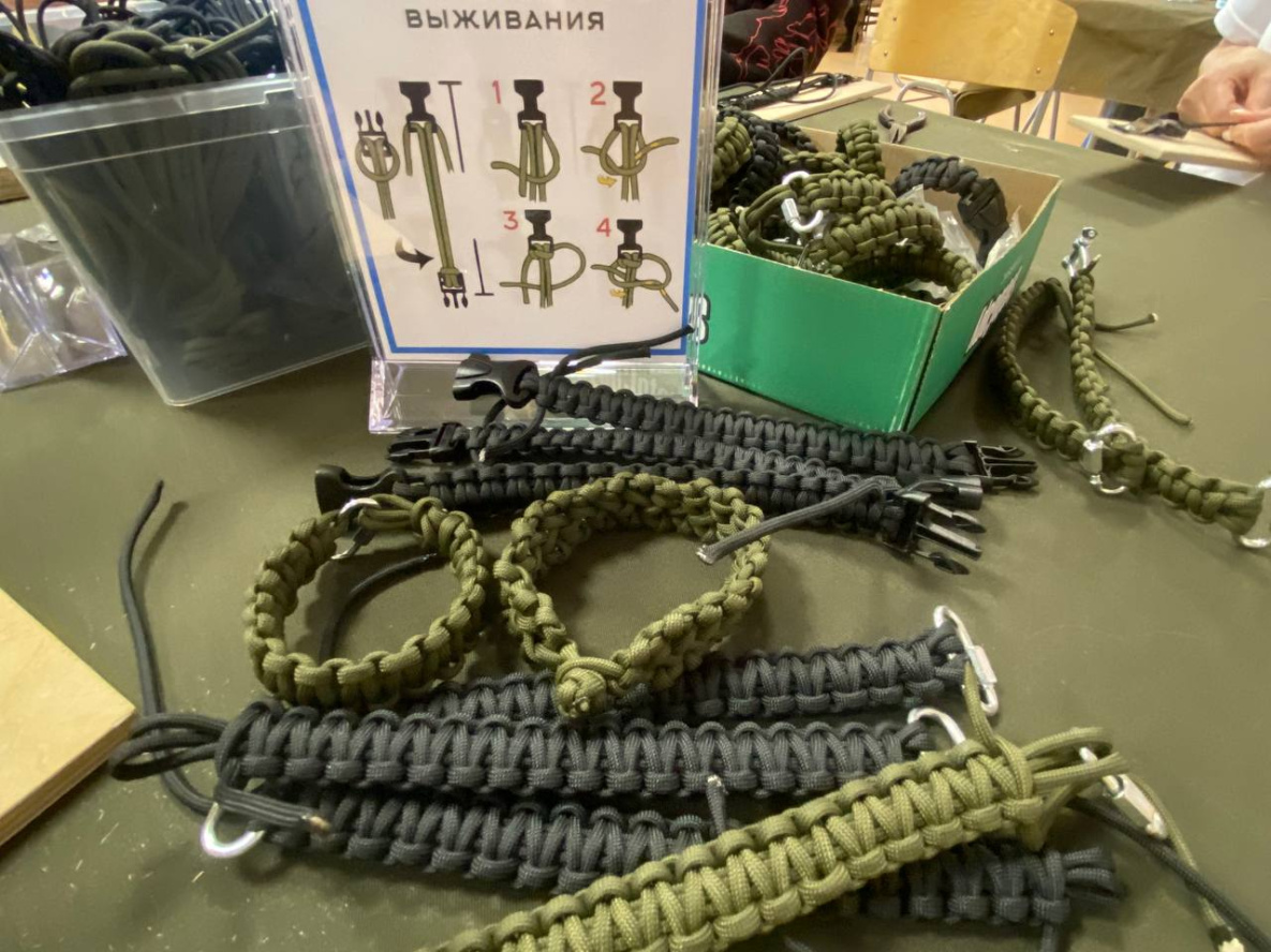 Хабаровские школьники плетут браслеты выживания для бойцов СВО